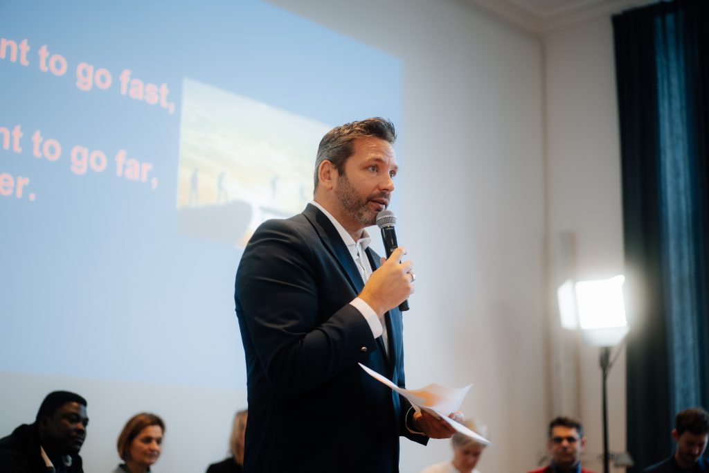 Arnaud presenting_52550610704_c861ef2bc0_o